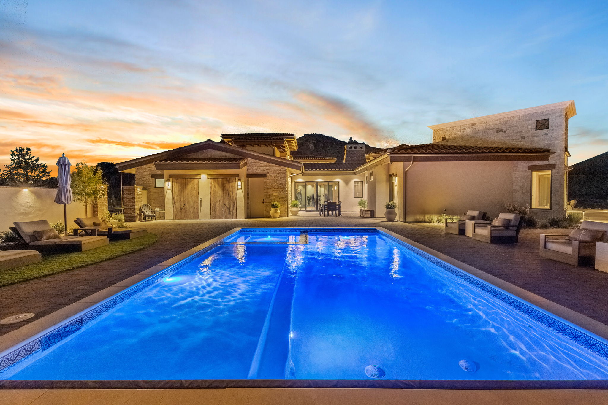 The Sunrise Cliff Side Ranch Estate and pool at twilight near the Crooked River canyon, Ranch at the Canyons, Terrebonne